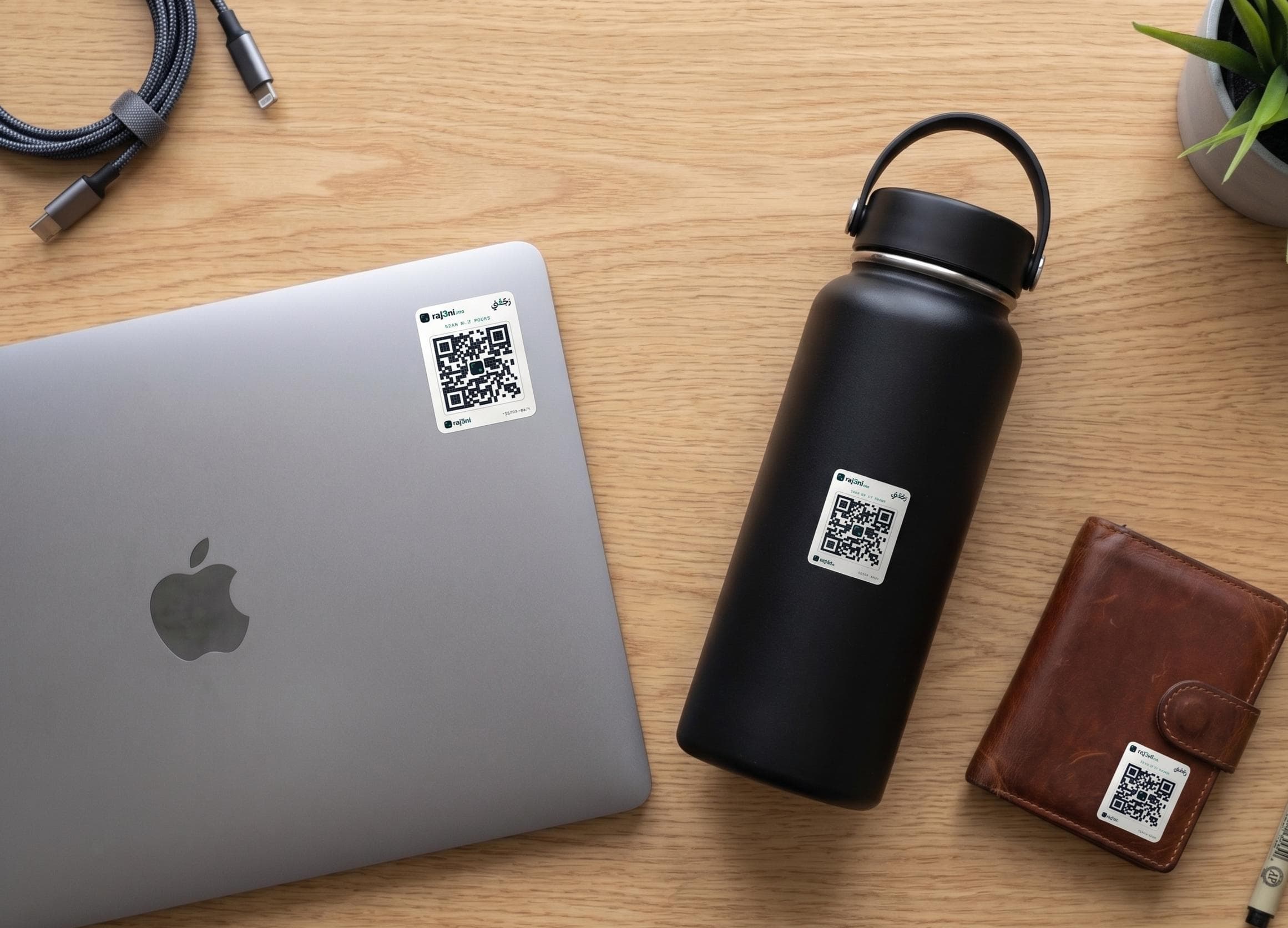 Pack Wissam raj3ni — autocollants QR sur cartable, gourde, clés et sac